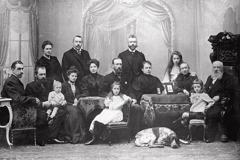 1904年、サンクトペテルブルクの写真館にて。左から二人目がテレヘンの祖父、隣が祖母。祖父に抱かれているのは1903年生まれの母の長兄。右端の二人が曾祖父と曾祖母。手前の少年と少女は母のいとこ。犬は家から連れてきた。1909年生まれの母はここには写っていない